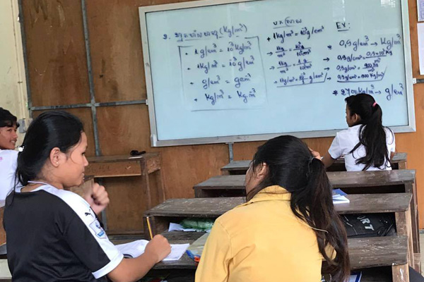 カンボジアの学習する環境にない人達が学んでいる
