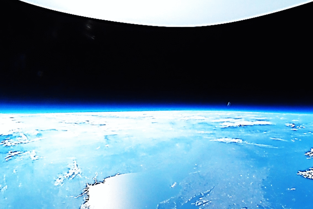 Vr スペースバルーン 宇宙と地球を背景に 紙飛行機と紙吹雪が舞う映像を撮影 Campfire キャンプファイヤー