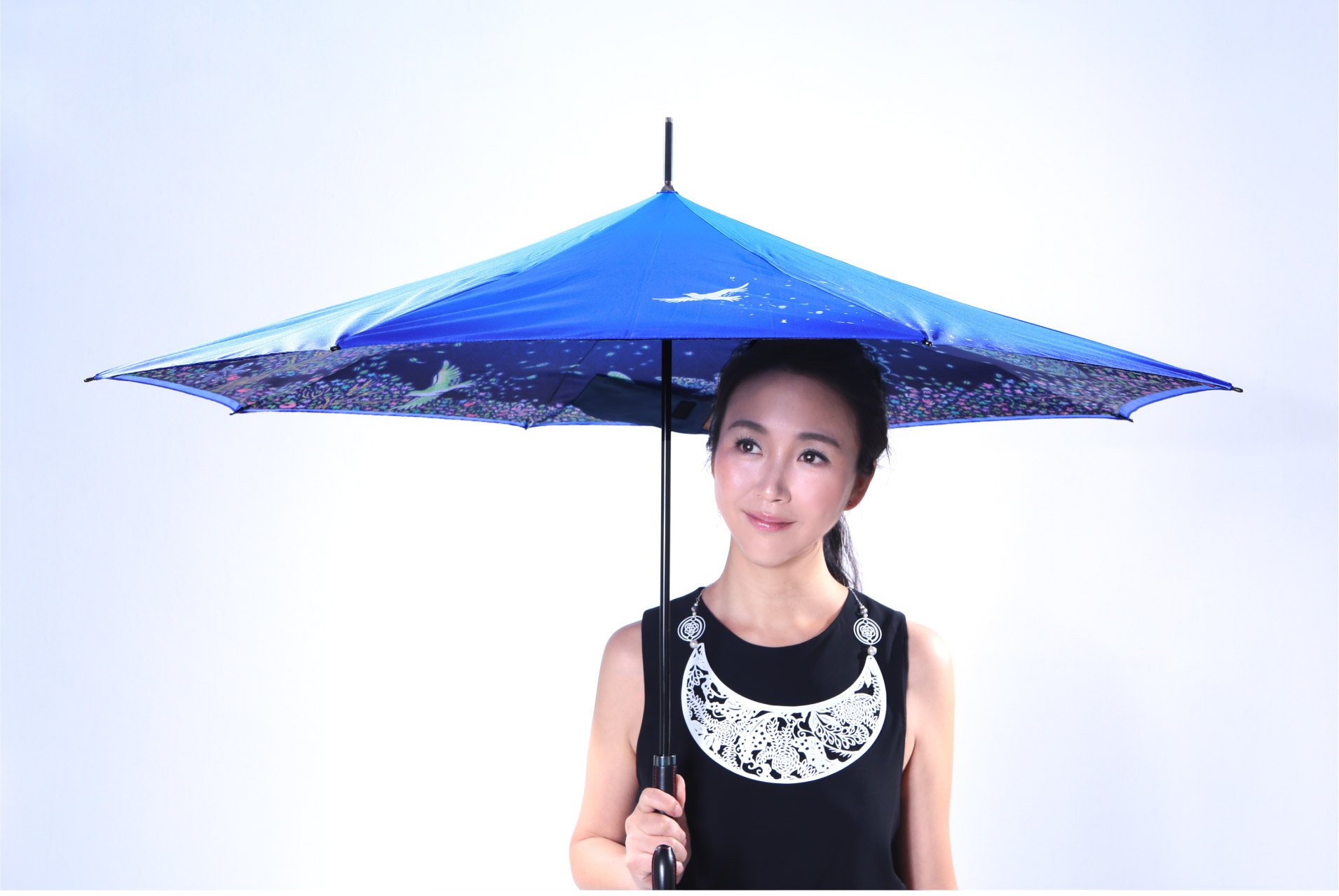 Carry saKASA】大ブレーク中の傘に幻想的な切り絵デザインを展開 