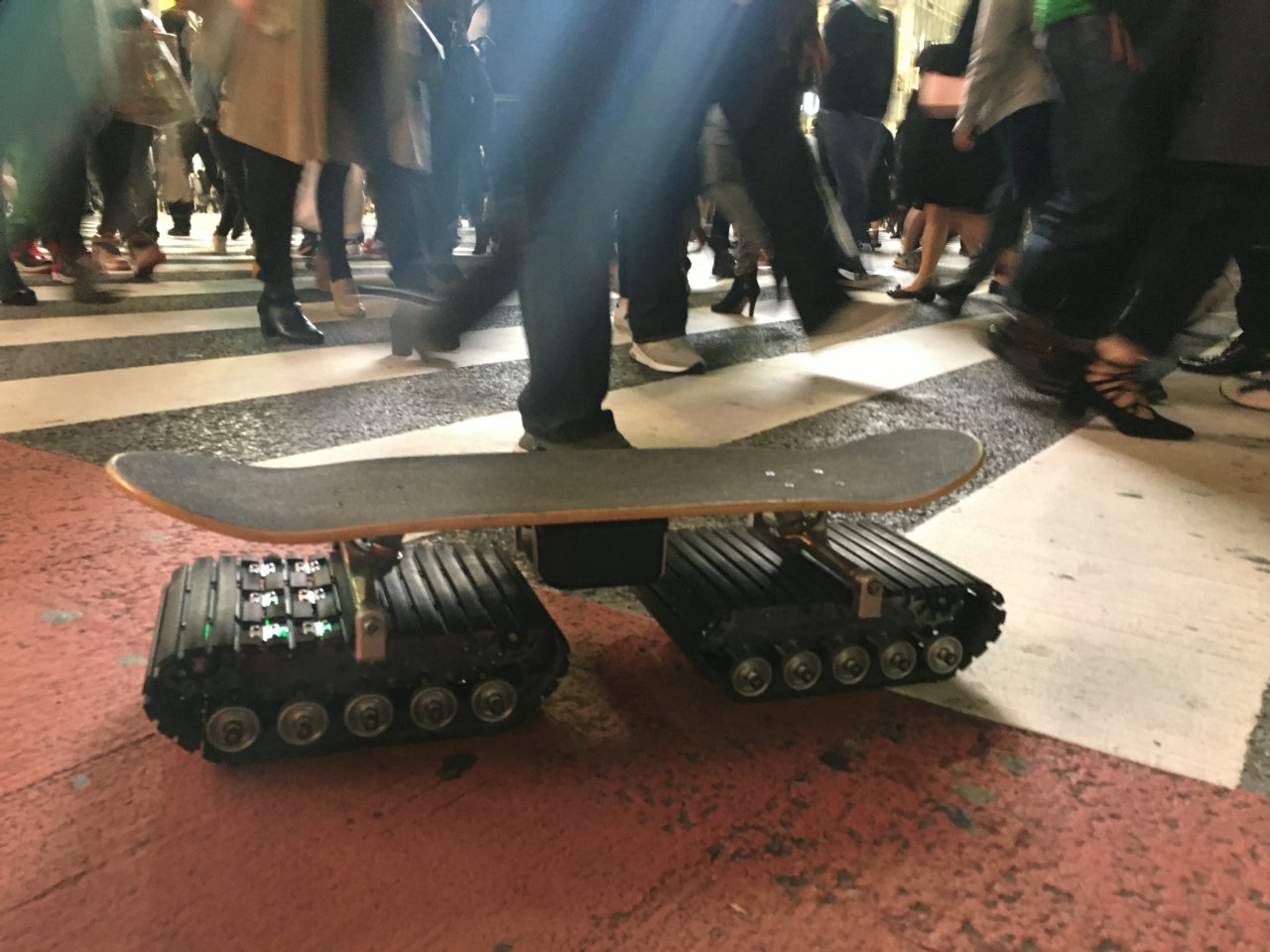 クレイジーなスケートボード革命!電動クローラー拡張キット
