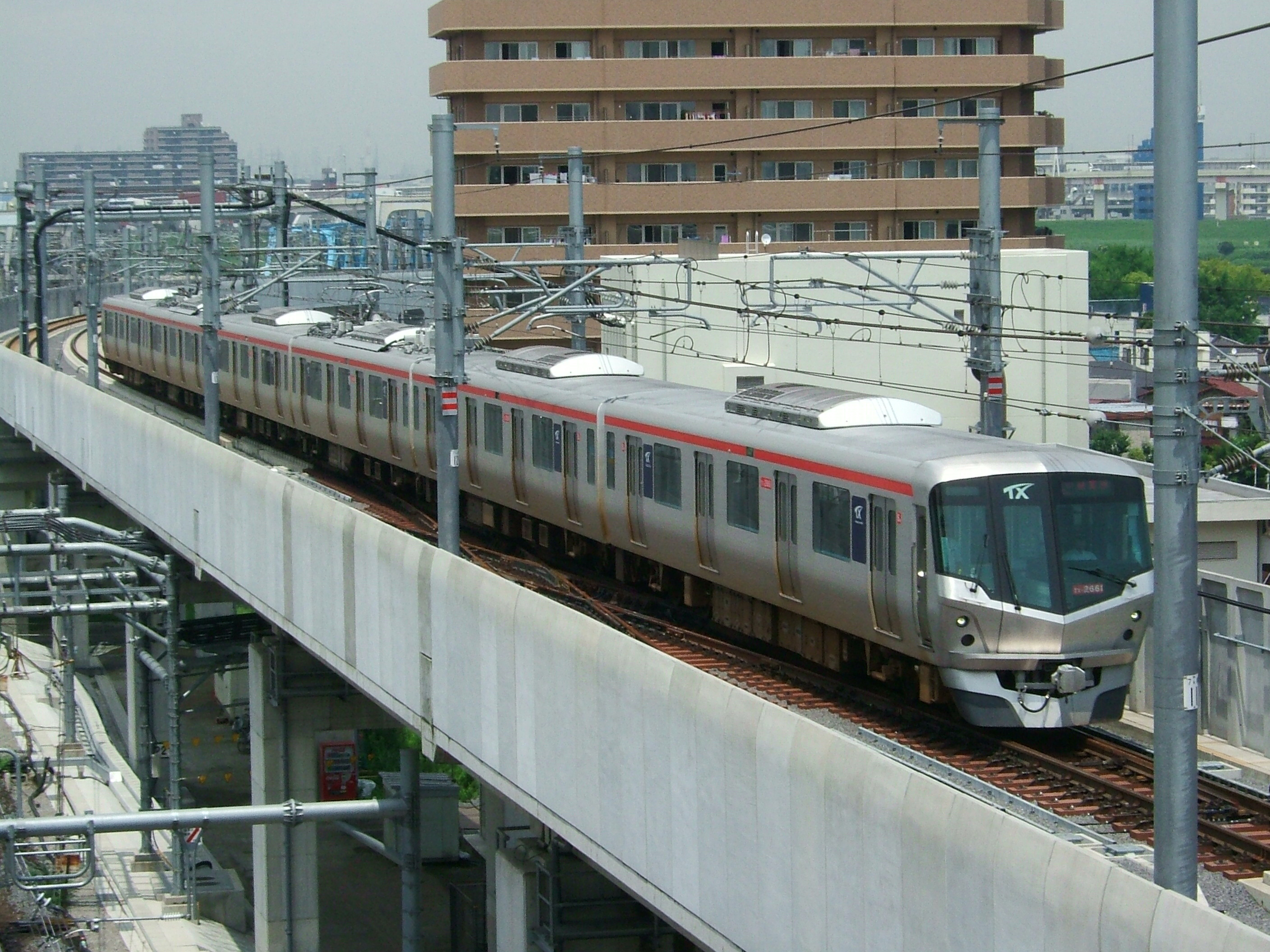 Cos tokyo. Пригородные поезд Токио. Поезда в Токио. Токио железная дорога. Японские поезда Токио.